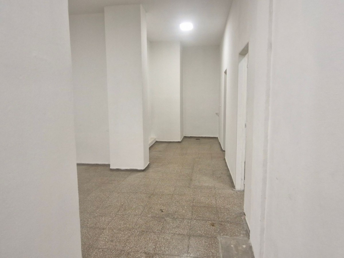ALQUILER / VENTA DE AMPLIA OFICINA Y CENTRO DE DISTRIBUCIÓN