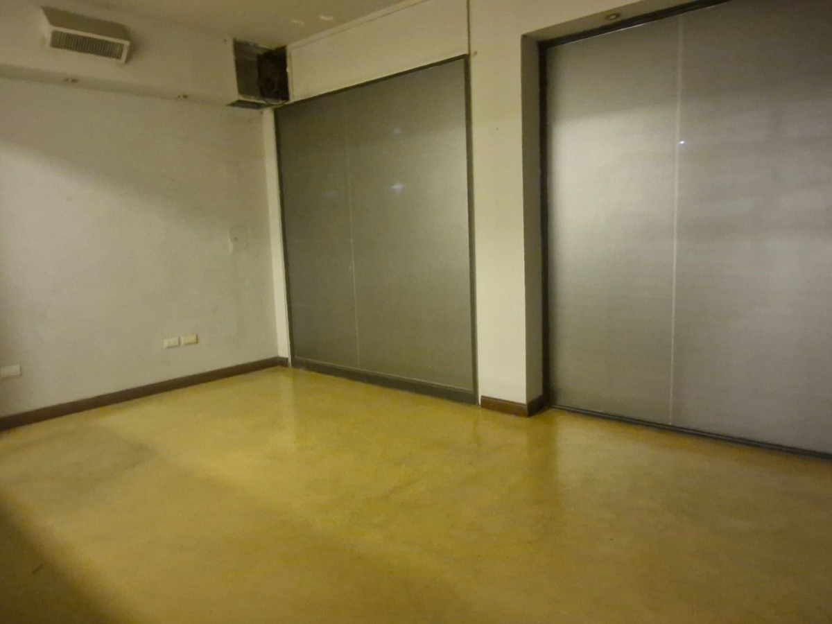 ALQUILER / VENTA DE AMPLIA OFICINA Y CENTRO DE DISTRIBUCIÓN