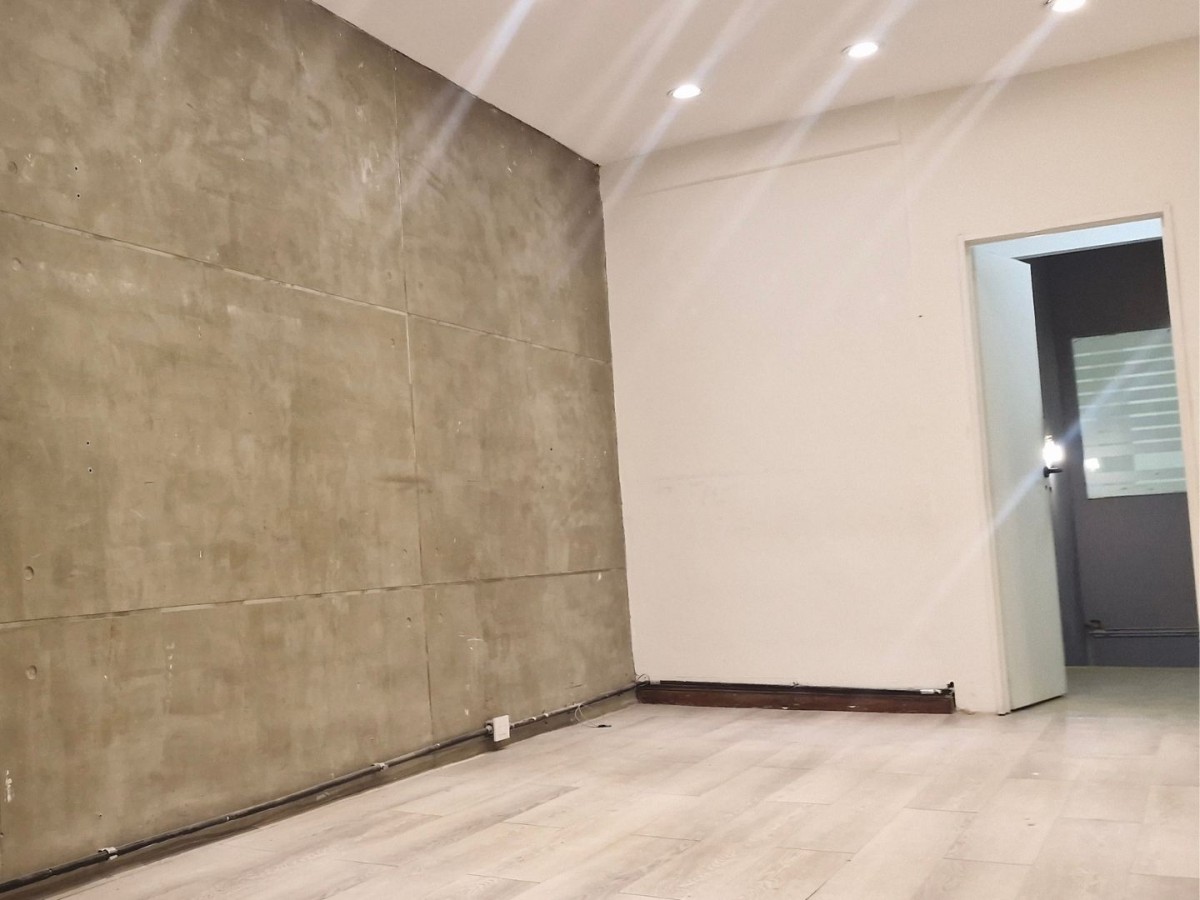 ALQUILER / VENTA DE AMPLIA OFICINA Y CENTRO DE DISTRIBUCIÓN