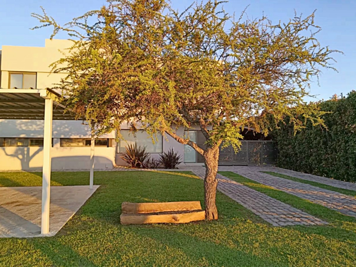 VENTA DE PROPIEDAD EXCLUSIVA SOBRE EL LAGO – COSTA MOLINOS