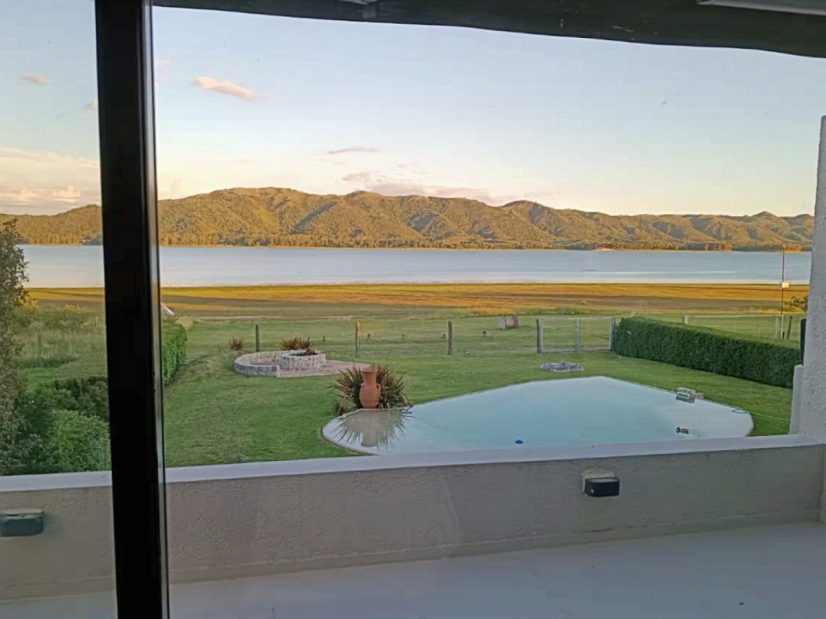 VENTA DE PROPIEDAD EXCLUSIVA SOBRE EL LAGO – COSTA MOLINOS