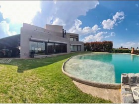 VENTA DE PROPIEDAD EXCLUSIVA SOBRE EL LAGO – COSTA MOLINOS