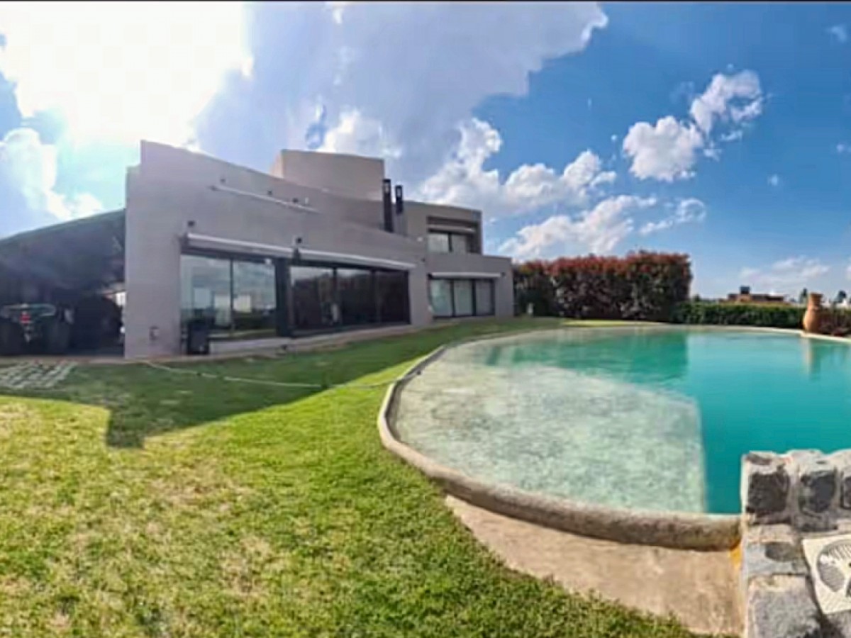VENTA DE PROPIEDAD EXCLUSIVA SOBRE EL LAGO – COSTA MOLINOS